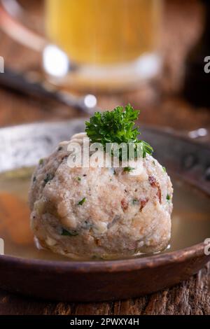 österreichische Suppe in einem Kupfertopf Stockfoto