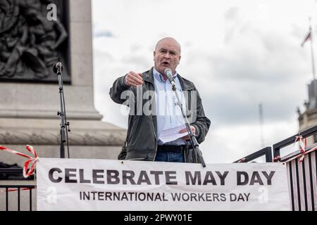 London, Großbritannien. 01. Mai 2023. Mick Lynch, Leiter der nationalen Union der Arbeitnehmer im Eisenbahn-, See- und Verkehrssektor (RMT), spricht während der Demonstration am Tag der Arbeit. Krankenpflegemitglieder des Royal College of Nursing (RCN) und andere NHS-Mitarbeiter der Unite Union marschierten am Tag der Arbeit vom St. Thomas's Hospital zum Trafalgar Square, um sich anderen Arbeitern anzuschließen, die eine angemessene Gehaltserhöhung und Verbesserung der Arbeitsbedingungen von der britischen Regierung verlangten. Kredit: SOPA Images Limited/Alamy Live News Stockfoto