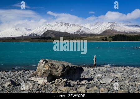 Der Lake Tekapo wird von schneebedeckten Berggipfeln in Neuseeland eingerahmt Stockfoto