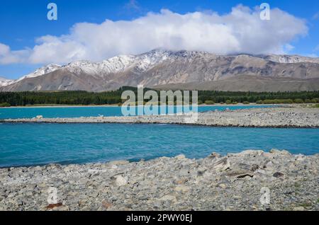 Der Lake Tekapo wird von schneebedeckten Berggipfeln in Neuseeland eingerahmt Stockfoto