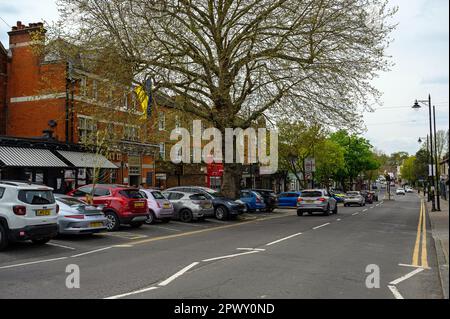 Chislehurst, Kent, Großbritannien: Blick auf die Chislehurst High Street mit Geschäften, Restaurants und Autos. Chislehurst ist im Bezirk Bromley, Greater London. Stockfoto