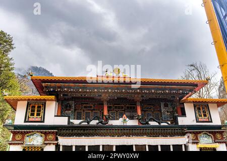 Das Kloster Lachung befindet sich am Ufer des Flusses Lachung und bietet eine malerische Aussicht auf den Lachung. Stockfoto