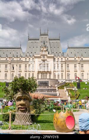 Iasi, Rumänien - 28. April 2023: Feenbaum und Dinosaurus im Park im Palas Public Garden. Palatul Culturii oder der Kulturpalast auf Backgro Stockfoto