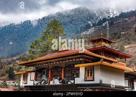 Das Kloster Lachung befindet sich am Ufer des Flusses Lachung und bietet eine malerische Aussicht auf den Lachung. Stockfoto