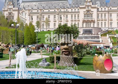 Iasi, Rumänien - 28. April 2023: Feenbaum und Dinosaurus im Park im Palas Public Garden. Palatul Culturii oder der Kulturpalast auf Backgro Stockfoto