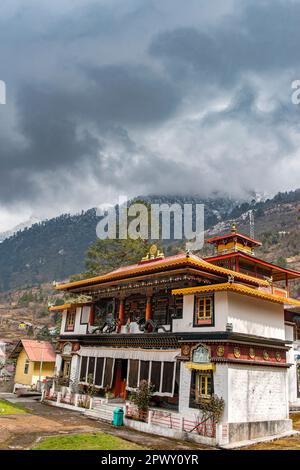 Das Kloster Lachung befindet sich am Ufer des Flusses Lachung und bietet eine malerische Aussicht auf den Lachung. Stockfoto
