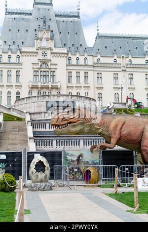 Iasi, Rumänien - 28. April 2023: Rekonstruierte lebensgroße animierte Modelle eines Dinosauriers Rex. Der Park der Dinosaurier im Palas Public Garden in Iasi bei P Stockfoto