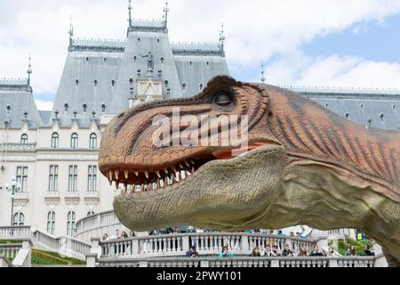 Iasi, Rumänien - 28. April 2023: Rekonstruierte lebensgroße animierte Modelle eines Dinosauriers Rex. Der Park der Dinosaurier im Palas Public Garden in Iasi bei P Stockfoto