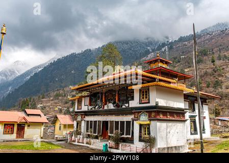 Das Kloster Lachung befindet sich am Ufer des Flusses Lachung und bietet eine malerische Aussicht auf den Lachung. Stockfoto