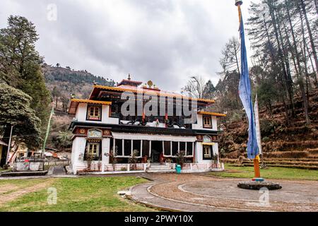 Das Kloster Lachung befindet sich am Ufer des Flusses Lachung und bietet eine malerische Aussicht auf den Lachung. Stockfoto
