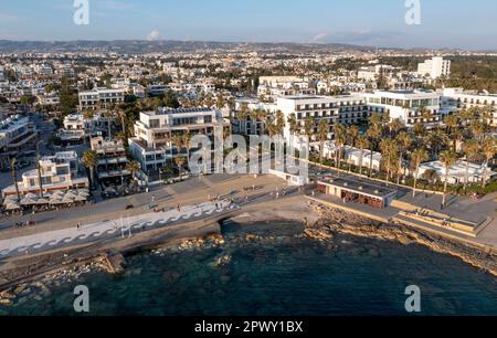 Blick auf die Küste und das Touristengebiet in Paphos, Republik Zypern. Stockfoto