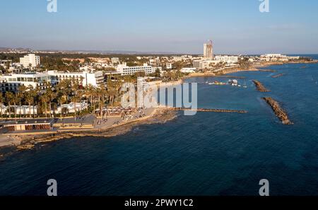 Blick auf die Küste und das Touristengebiet in Paphos, Republik Zypern. Stockfoto