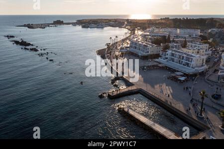 Blick auf die Küste und das Touristengebiet in Paphos, Republik Zypern. Stockfoto
