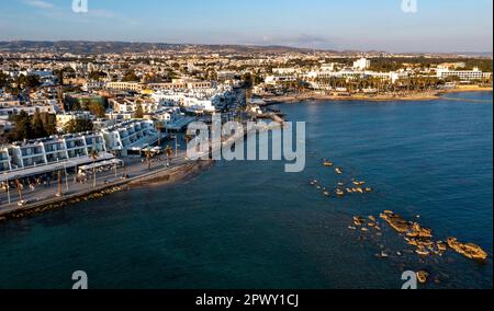 Blick auf die Küste und das Touristengebiet in Paphos, Republik Zypern. Stockfoto