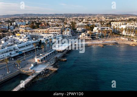 Blick auf die Küste und das Touristengebiet in Paphos, Republik Zypern. Stockfoto