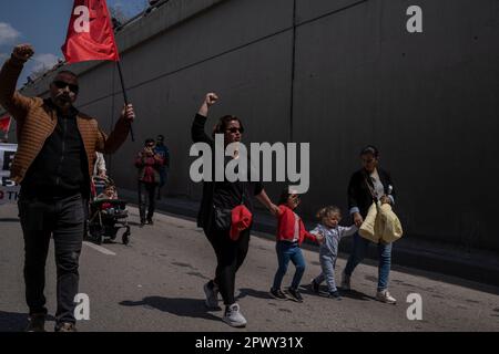 Ankara, Türkei. 01. Mai 2023. Familienmitglieder nehmen an der Feier Teil. Gewerkschaften und Berufsverbände in Ankara feierten am 1. Mai den Tag der Arbeit auf dem Tandogan-Platz. Kredit: SOPA Images Limited/Alamy Live News Stockfoto