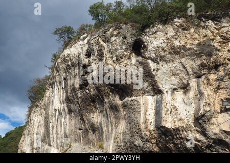 Gebirgskette in Mali Zvornik, Serbien, Brasina Antimondepot, Guchevo. Felsen über der Straße. Stockfoto