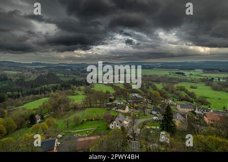 Blick von der Burgruine im Dorf Andelska Hora am Frühlingsabend Stockfoto