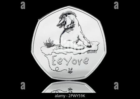 50p von der Royal Mint im Jahr 2022 mit Eeyore Esel-Figur von Winnie Puuh herausgegeben Stockfoto