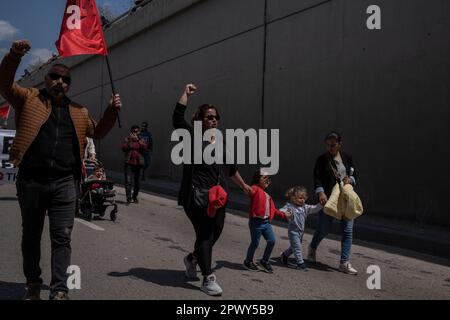 Ankara, Türkei. 01. Mai 2023. Familienmitglieder nehmen an der Feier Teil. Gewerkschaften und Berufsverbände in Ankara feierten am 1. Mai den Tag der Arbeit auf dem Tandogan-Platz. (Foto: Bilal Seckin/SOPA Images/Sipa USA) Guthaben: SIPA USA/Alamy Live News Stockfoto