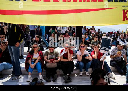 Izmir, Türkei. 01. Mai 2023. Eine Gruppe Frauen sitzt unter einem Banner. Der Internationale Arbeitertag, auch bekannt als „Tag der Arbeit“ oder nur „Mai-Tag“, wird auf dem Platz Izmir Gündo gefeiert. Es ist eine Feier der Arbeiterklasse und findet jedes Jahr am 1. Mai statt. (Foto: Murat Kocabas/SOPA Images/Sipa USA) Guthaben: SIPA USA/Alamy Live News Stockfoto