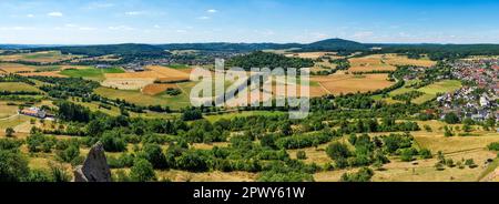 Überblick über die zentrale hessische Gemeinde Krofdorf-Gleiberg mit Panoramablick bei sonnigem Sommerwetter mit Horizont, wolkenlosem Himmel, den Ruinen o Stockfoto