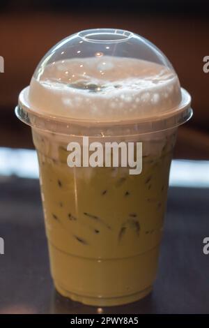 Grüner Eistee mit Milchschaum, Stammfoto Stockfoto
