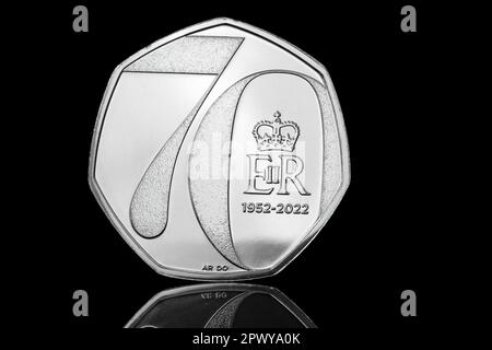 2022 50p zum Gedenken an den 70. Jahrestag oder Platin-Jubiläum von Königin Elizabeth II Auf dem Rücken sitzt die Königin zu Pferd Stockfoto