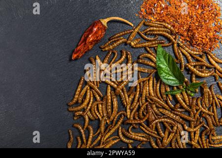 Mehlwurm mit Chili. Gebratene salzige Würmer. Gebackene Würmer. Gesunde Ernährung. Stockfoto