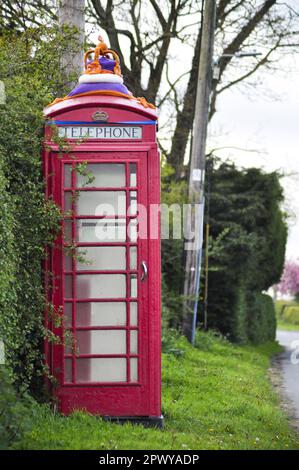 Eine Telefonkastenauflage zum Thema Krönung anlässlich der Krönung von König Karl III., 1. Mai 2023. Stockfoto