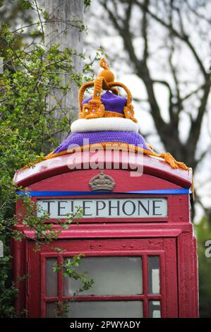 Eine Telefonkastenauflage zum Thema Krönung anlässlich der Krönung von König Karl III., 1. Mai 2023. Stockfoto