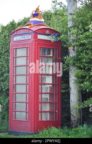 Eine Telefonkastenauflage zum Thema Krönung anlässlich der Krönung von König Karl III., 1. Mai 2023. Stockfoto