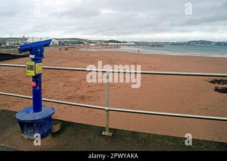 Slot-Teleskop am Meer von Paignton. Aufgenommen Im Januar 2023. Stockfoto