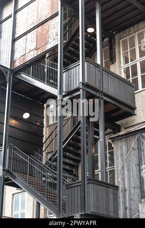 Göteborg, Schweden - Juni 30 2021: Schwarz lackierte externe Metalltreppen. Stockfoto