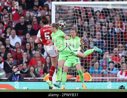 London, Großbritannien. 1. Mai 2023. Jennifer Beattie von Arsenal erzielt beim Spiel der UEFA Womens Champions League im Emirates Stadium, London, 2-2 Punkte. Das Bild sollte lauten: Paul Terry/Sportimage Credit: Sportimage Ltd/Alamy Live News Stockfoto