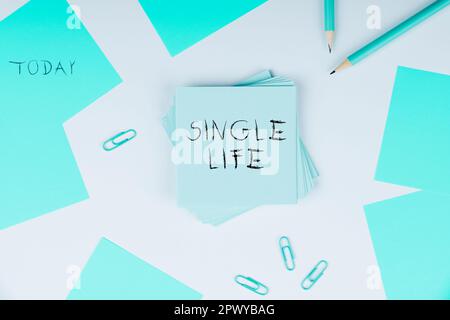Begrifflicher Titel Single Life, Konzept bedeutet nicht jemandem oder etwas anderem geschworen Umarried Person Stockfoto