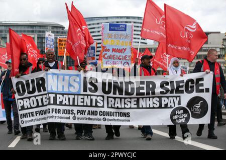 London, Großbritannien. 01. Mai 2023. Krankenschwestern halten Fahnen und Banner während einer Schwesternkundgebung am Trafalgar Square anlässlich des Maifeiertags. Krankenschwestern marschieren vom St. Thomas' Hospital zum Trafalgar Square im Zentrum von London am Mai Streik für 24 Stunden über Bezahlung, Rekrutierung und Verbleib im nationalen Gesundheitsdienst. Kredit: SOPA Images Limited/Alamy Live News Stockfoto