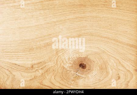 Abstrakter Hintergrund einer hellen Eiche mit dunklen Knoten und Rissen Stockfoto