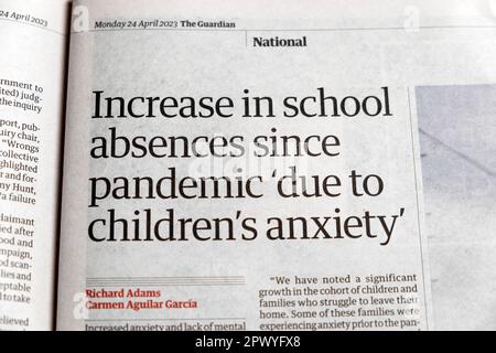 „Zunahme der Schulabwesenheiten seit der Pandemie 'wegen der Angst der Kinder' Guardian Zeitung Headline psychische Gesundheitserziehung Artikel 24 April 2023 UK Stockfoto