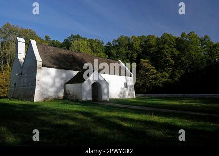 St. Teilo's Kirche, möglicherweise 12. oder 13. Jahrhundert, Saint Fagans Museum, Cardiff Stockfoto