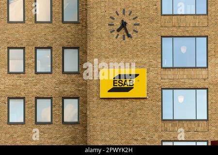 Göteborg, Schweden - August 24 2020: Logo des ESAB-Unternehmens in einer Ziegelwand. Stockfoto