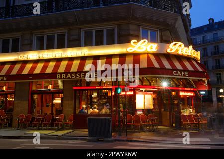 Die traditionelle französische Brasserie La Rotonde mit unbekannten Menschen. Es befindet sich im 9. Bezirk von Paris. Stockfoto