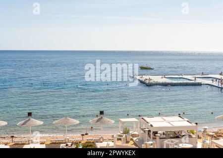 Luxuriöser Strand vor dem Hintergrund der Schönheit des Meeres mit Korallenriffen. Stockfoto