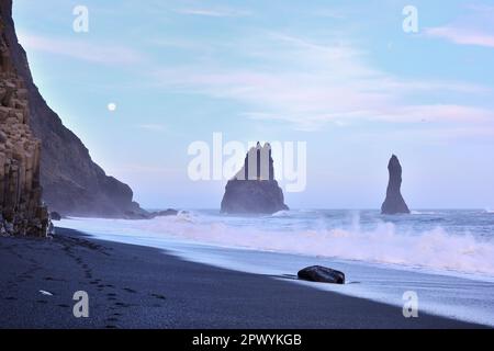 Reynisfjara schwarzer Sandstrand in der Dämmerung, Vik, Island Stockfoto