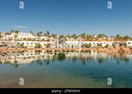 Ägyptisches Hotel im tropischen Resort. Gebäude und ein Erholungsgebiet am Roten Meer. Stockfoto