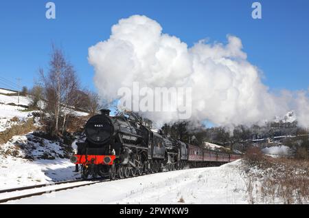 44871 und 45212 nähern Sie sich Oakworth Station auf der 10.3.23 bei wunderschönen Winterbedingungen. Stockfoto