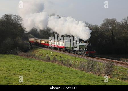 6989 'Wightwick Hall' fährt an der Nr. Ludwell vorbei, während einer herrlichen Jon Bowers Chartertour auf der Bluebell Railway. Stockfoto