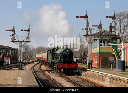 6989 kommt am 17,4.23 in Horsted Keynes an. Stockfoto