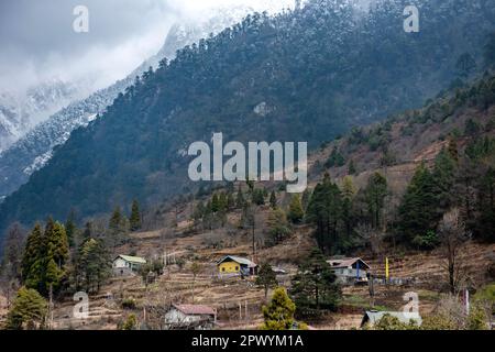 Lachung ist eine Stadt- und Bergstation im Nordosten von Sikkim, Indien. Es liegt im Nord-Sikkim-Viertel nahe der Grenze zu Tibet. Stockfoto