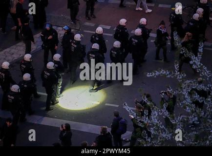 Berlin, Deutschland. 01. Mai 2023. Die Polizei hat Kottbusser Tor in Kreuzberg nach der Demonstration zum "revolutionären Mai-Tag" gesichert. Kredit: Kay Nietfeld/dpa/Alamy Live News Stockfoto